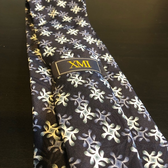 XMI Silk Tie PERFECT for winter ❄️ - Picture 3 of 6